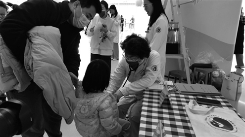 儿科专家为小患者听诊